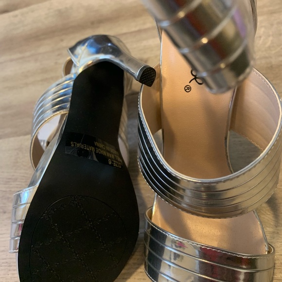 Women’s silver heels Size 6 - Picture 5 of 6